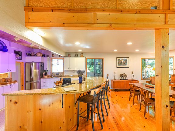 4th image of 660 Wild Iris Ln