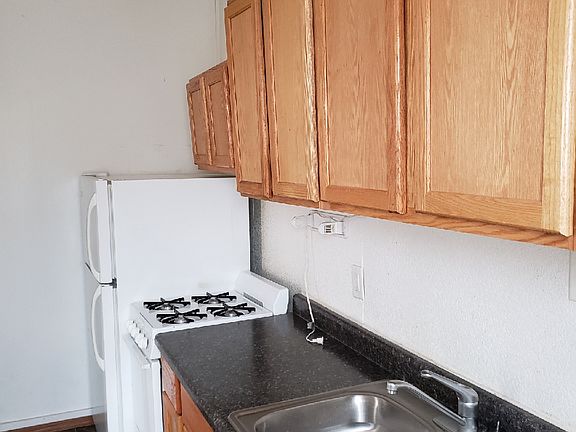 3rd image of 410 W 1st St APT 6