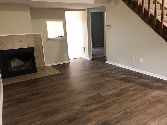 2nd image of 827 Applewood Ln