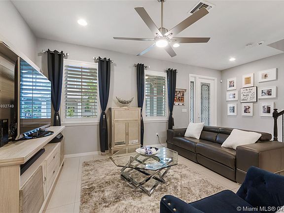 2nd image of 4023 Poinciana Ln #4023