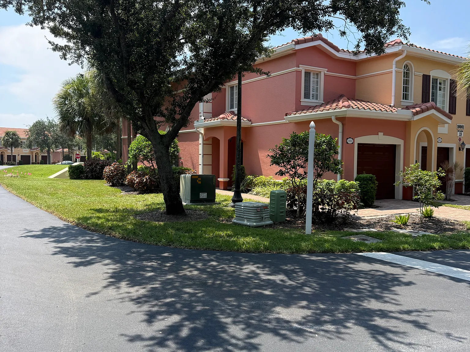 1 bed, 1.5 bath, 1018 sqft, $1,750 — Photo 2