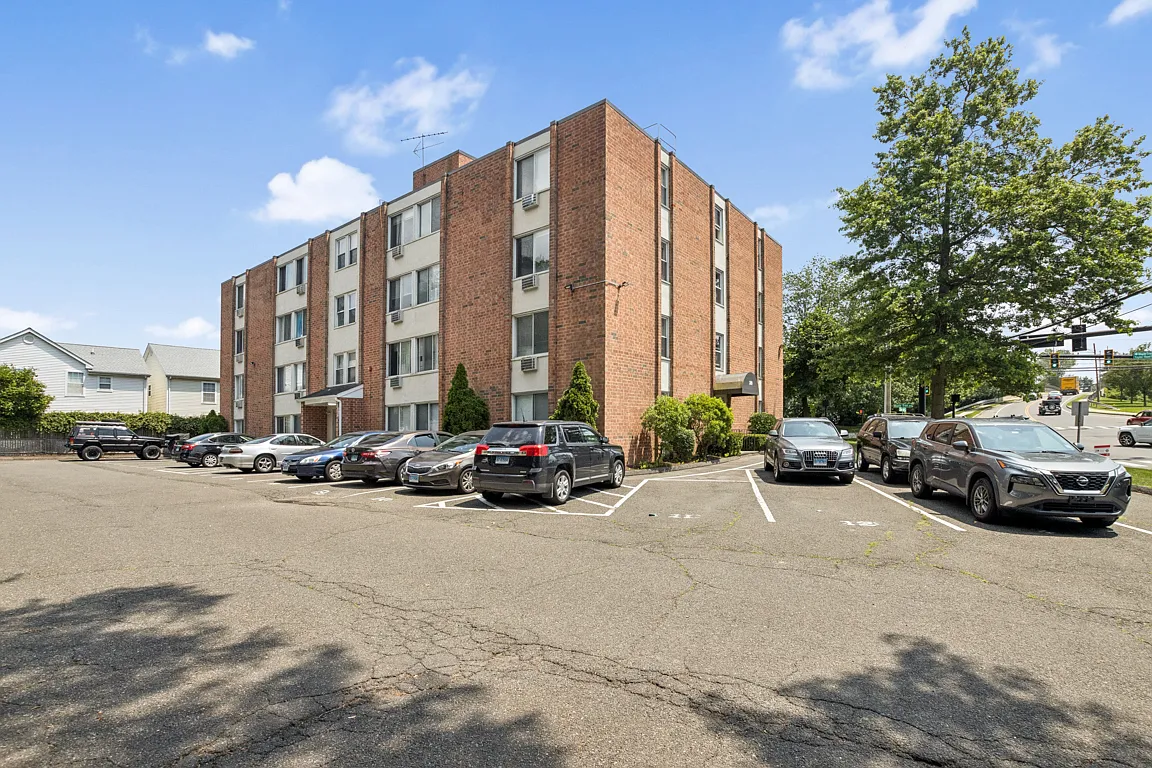 Maple Court Apartments — Photo 1