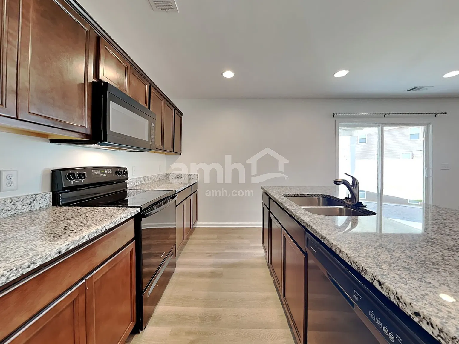 3 bed, 2.5 bath, 1776 sqft, $2,335 — Photo 3