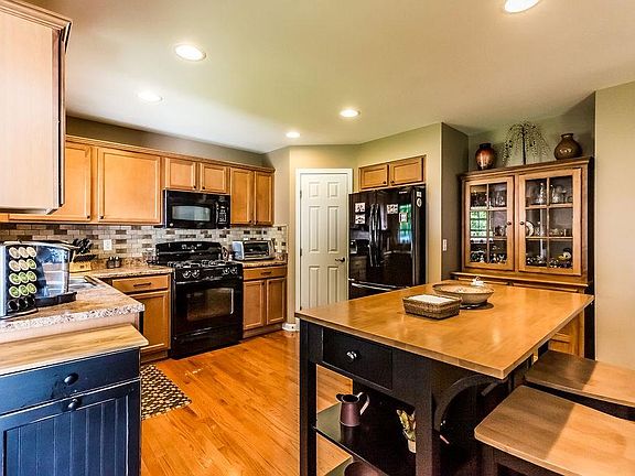 5th image of 35 Naylor Cir