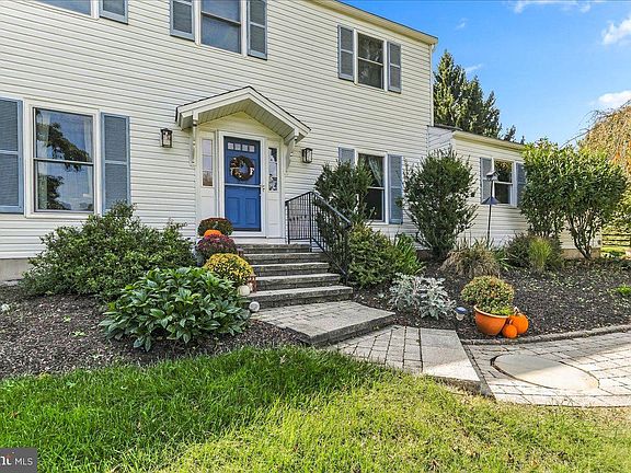 3rd image of 980 Windsong Rd