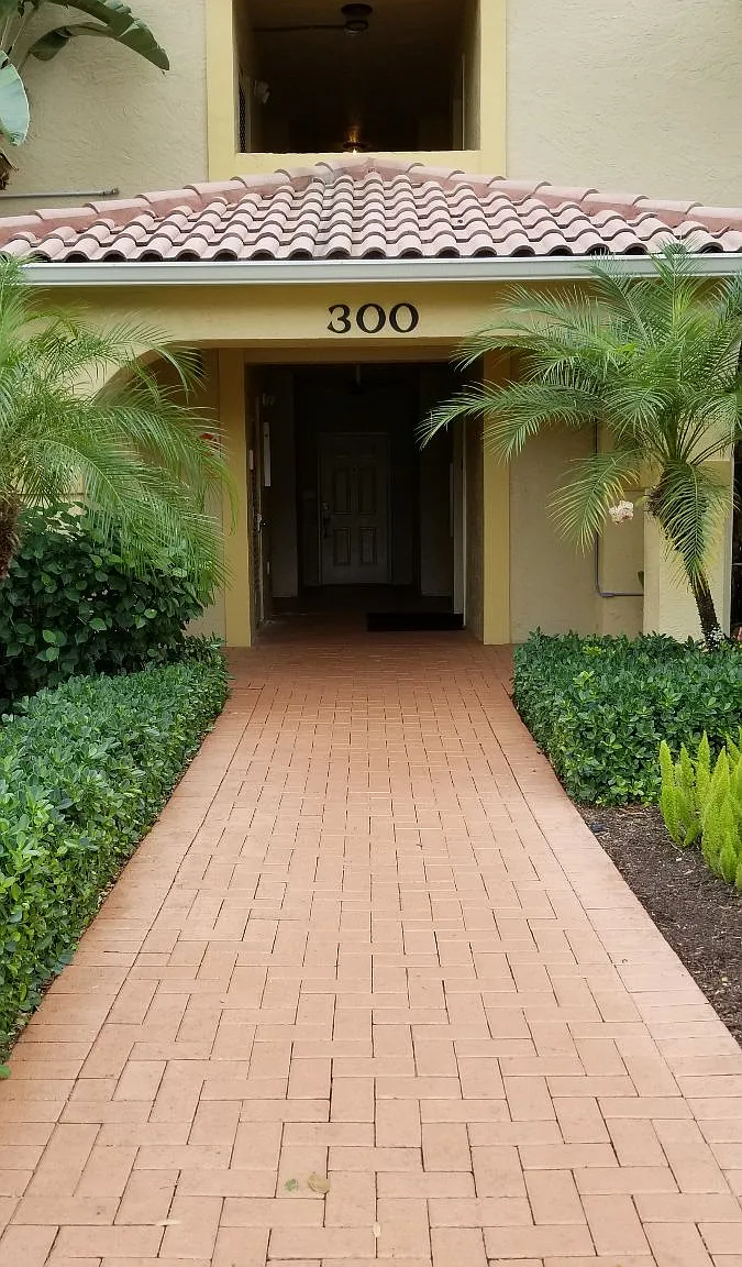 1 bed, 920 sqft, $2,400 — Photo 1