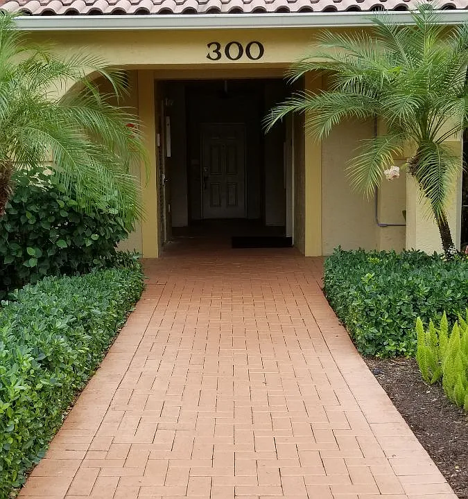 300 Uno Lago Dr #103