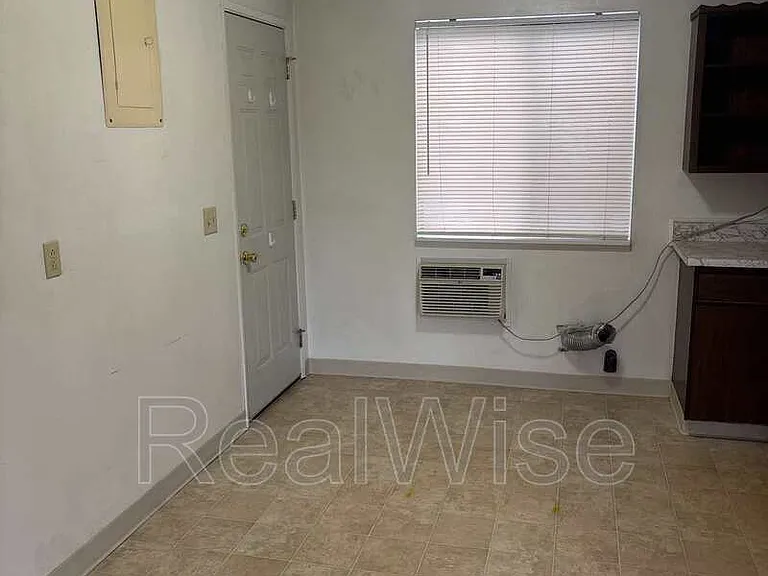 241 NW Rose St — Photo 10