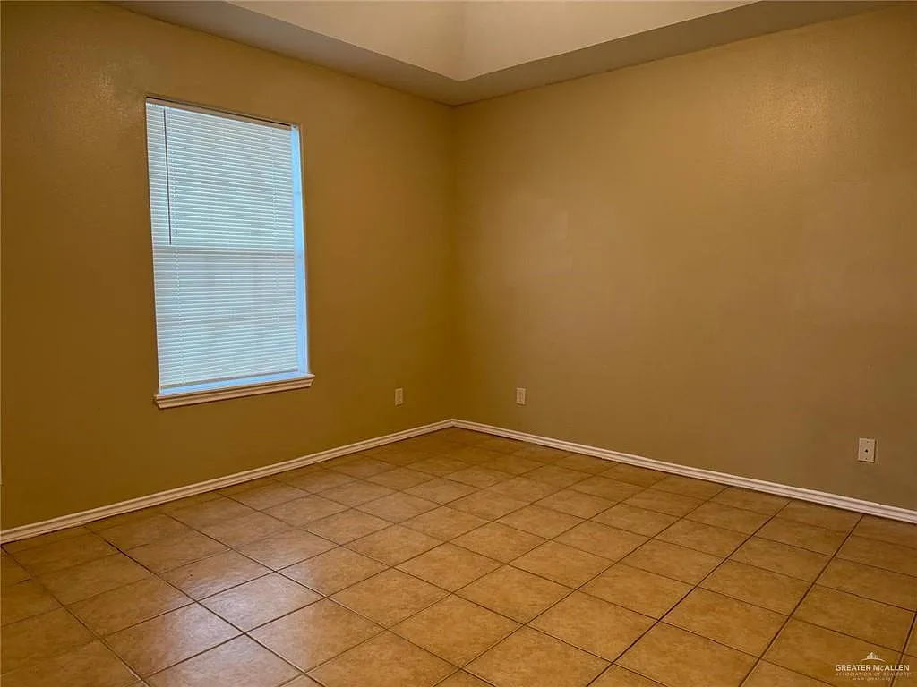 2 bed, 2.0 bath, 3944 sqft, $800 — Photo 2