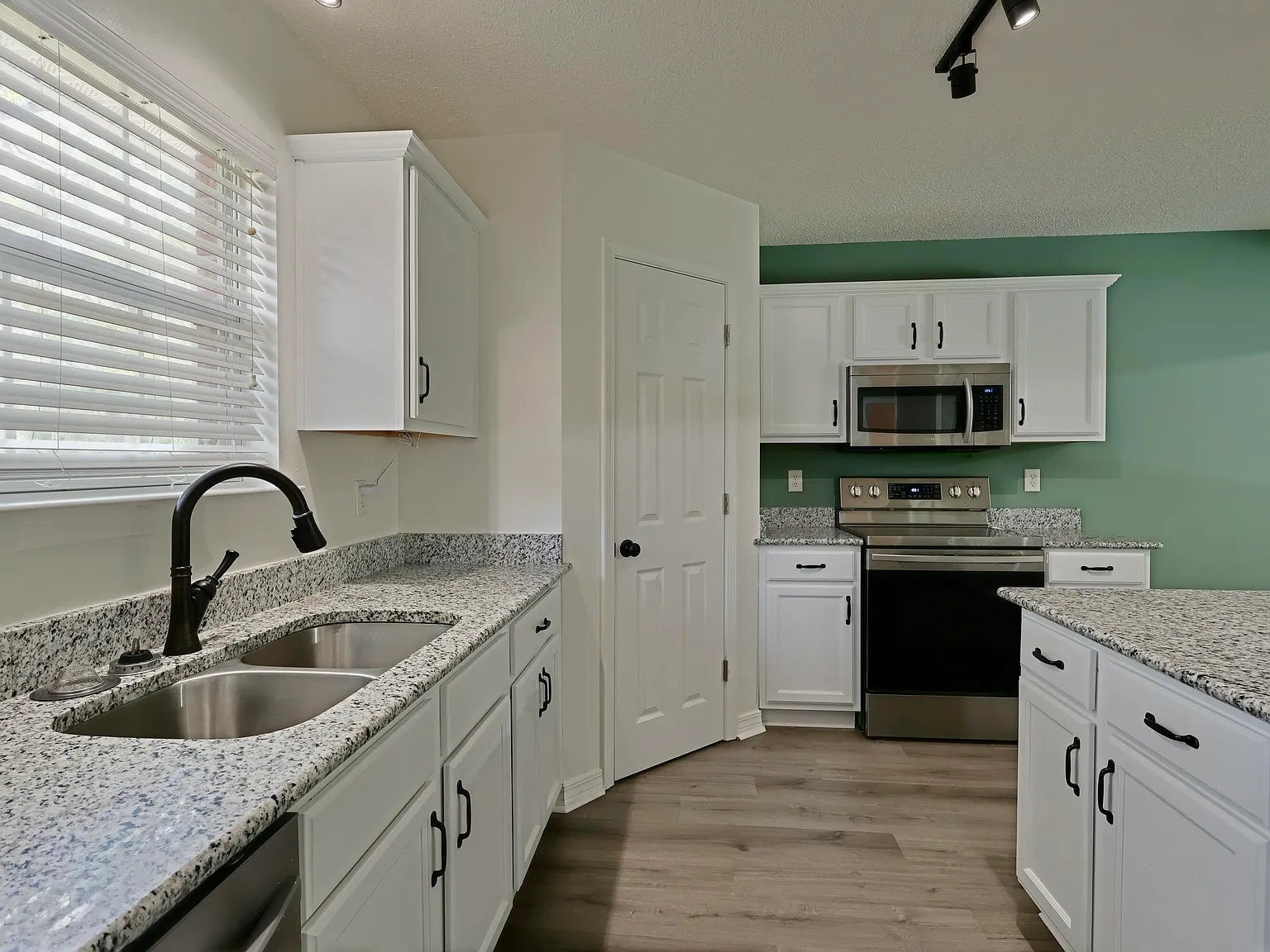 3 bed, 2.0 bath, 1527 sqft, $2,200 — Photo 4