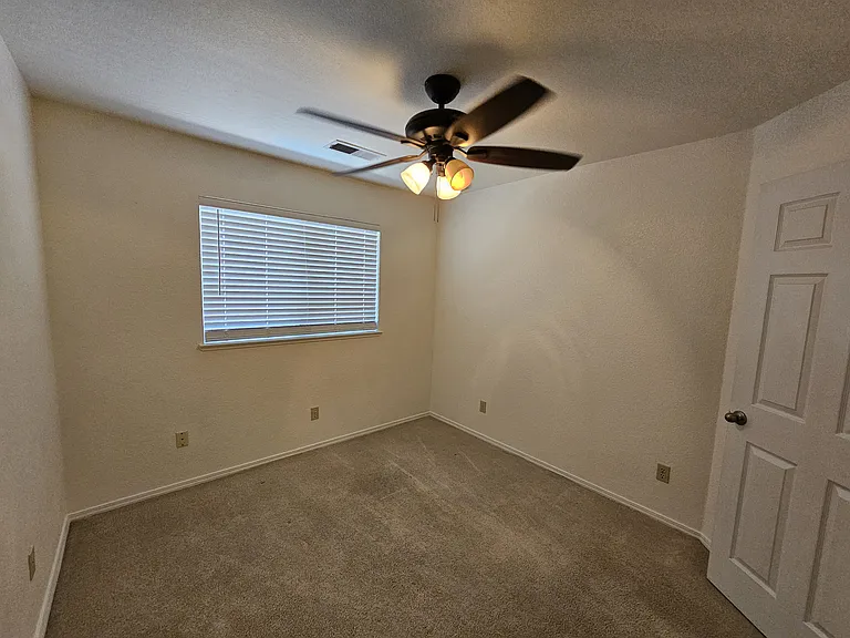 982 W Springer Dr — Photo 10