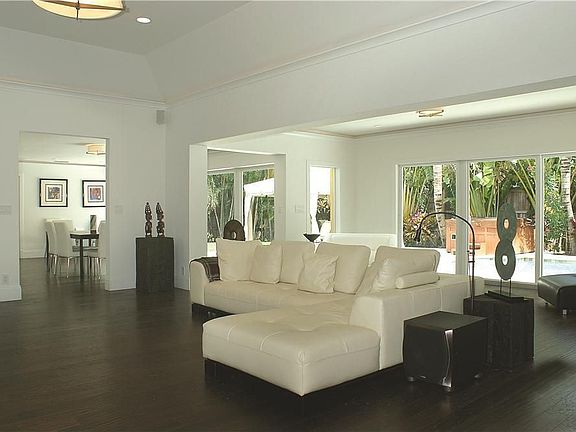 5th image of 923 Seagate Dr