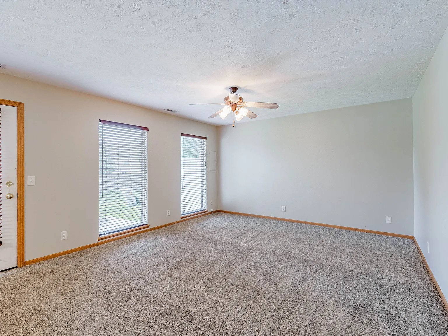 3 bed, 2.5 bath, 1739 sqft, $1,799 — Photo 2