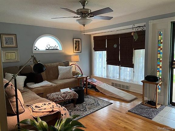 2nd image of 3834 Woodrow Ave