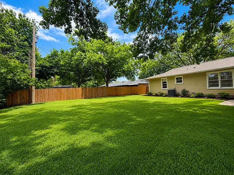 1007 W Sycamore St — Photo 16