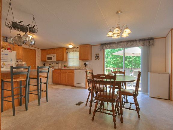 Where shall we eat...Breakfast bar or Dining table? 