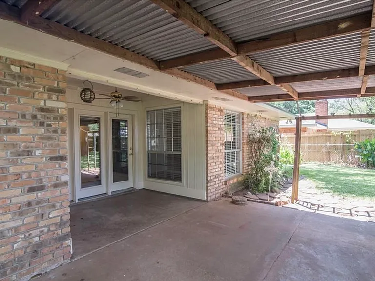 124 Napoleon Dr — Photo 13