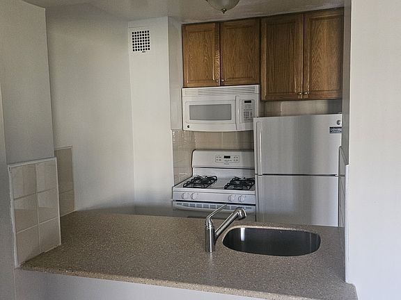 2nd image of 16-66 Bell Blvd #11-337