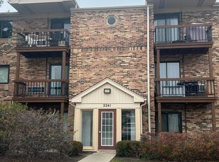 2241 W Nichols Rd #32A, Arlington Heights, IL 60004