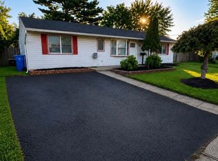 20 Graceful Ln, Levittown, PA 19055