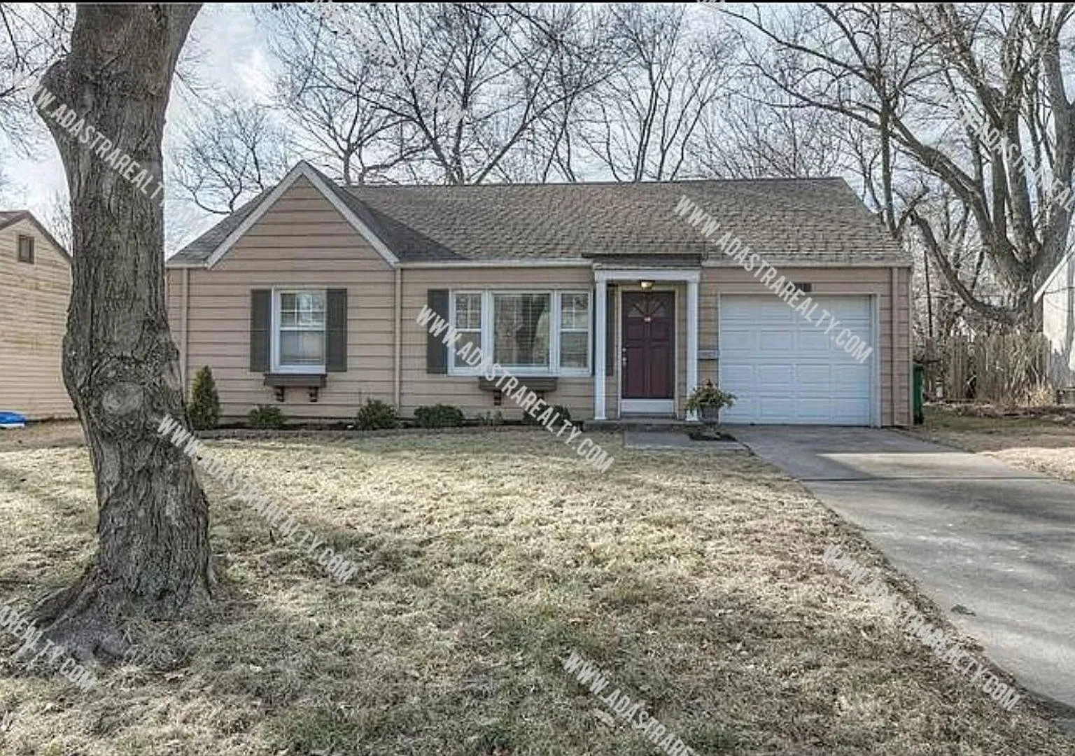 Beautiful Roeland Park Ranch-Available NOW!! — Photo 1