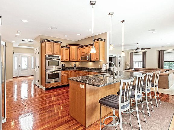 4th image of 6 Crestwood Ln