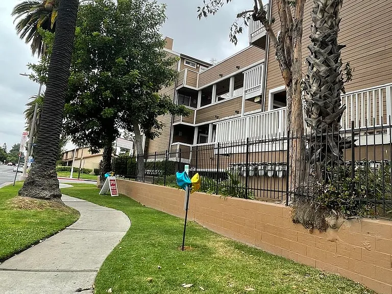 Las Palmas Apartments — Photo 8