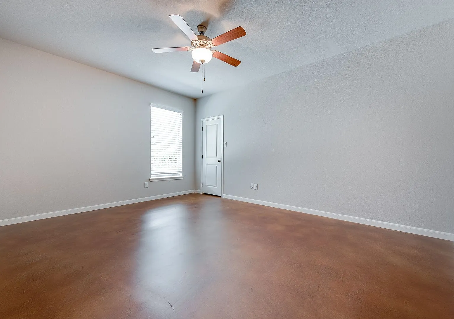 * Move In Summer 2028 * 5 Bedrooms 3.5 Bath Walk To Tcu — Photo 4