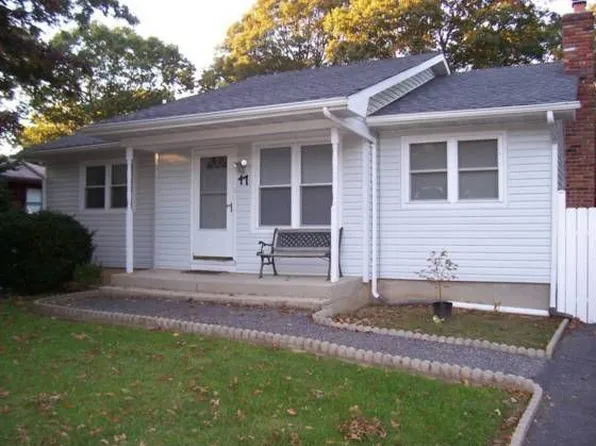 17 Forrestall Dr, Mastic, NY 11950