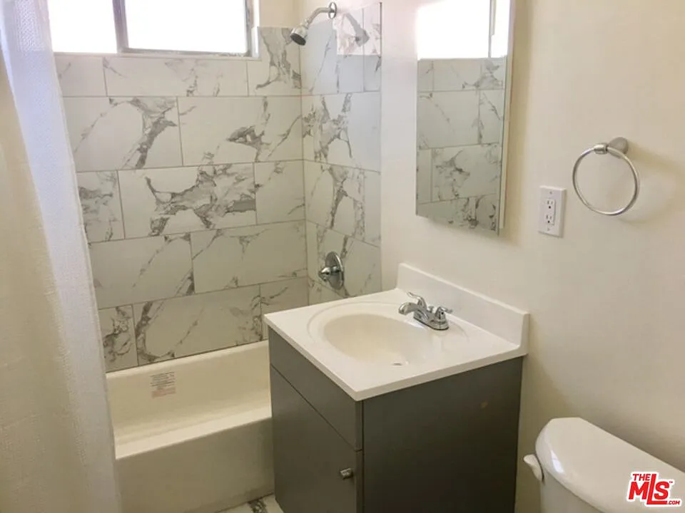 2 bed, 1.0 bath, 725 sqft, $2,800 — Photo 3