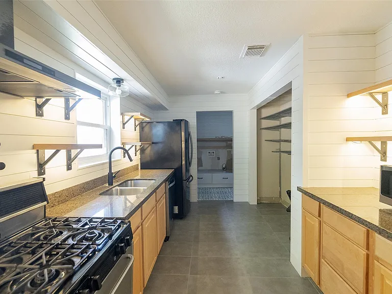 14110 Greenway Dr — Photo 5