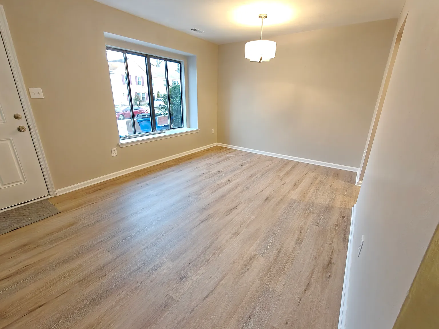 3 bed, 1.5 bath, 1327 sqft, $2,150 — Photo 3
