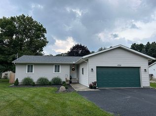 1332 Maxfield Rd, Hartland, MI 48353
