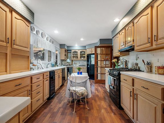 4th image of 262 Red Fox Ln