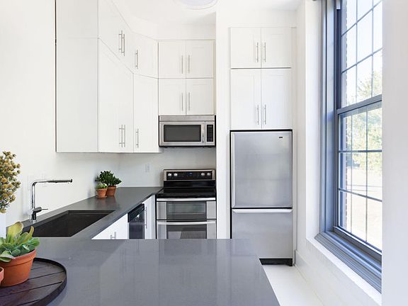 5th image of 523 N Bertrand St Unit 211