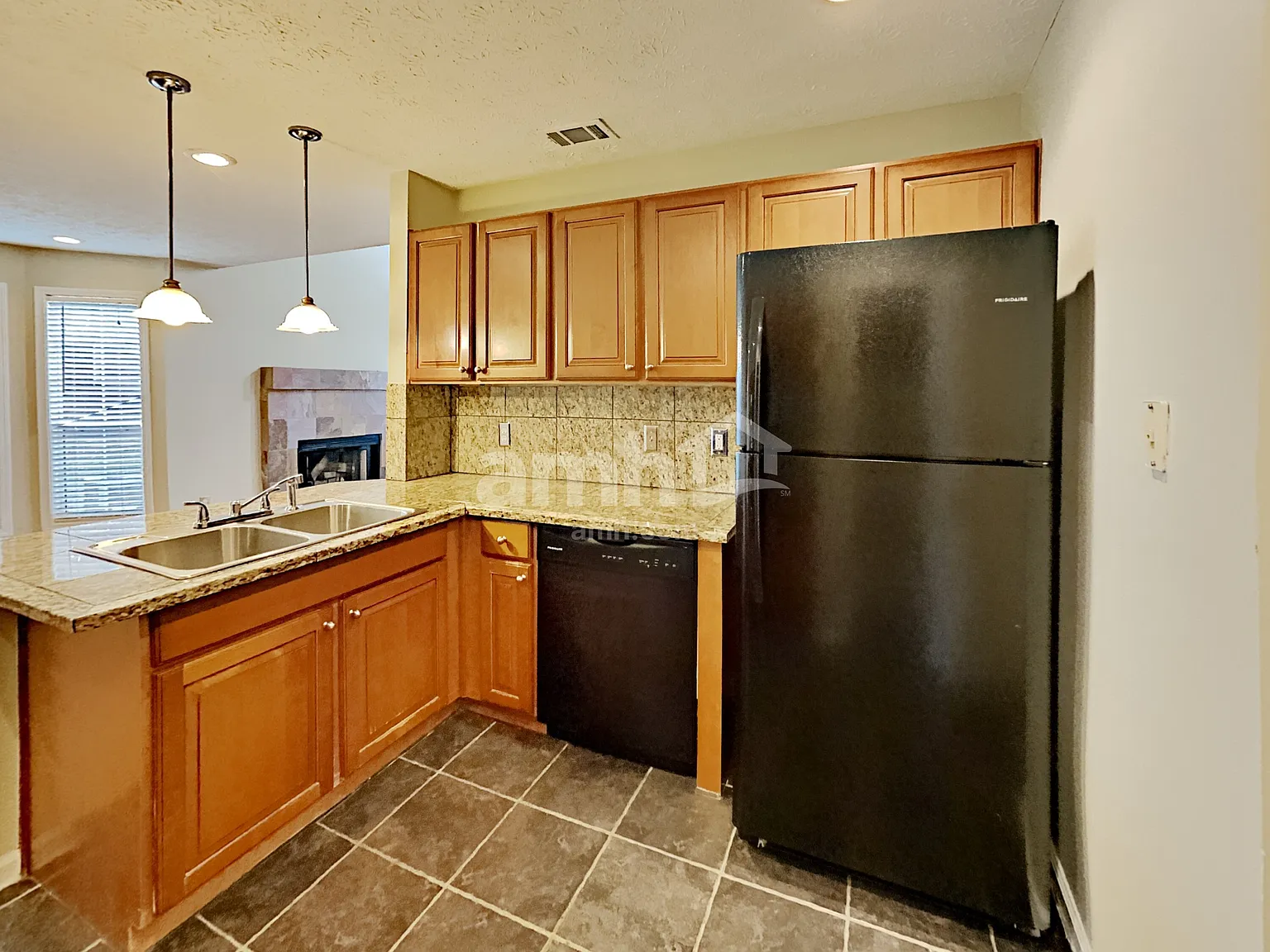 3 bed, 2.5 bath, 1460 sqft, $2,570 — Photo 3