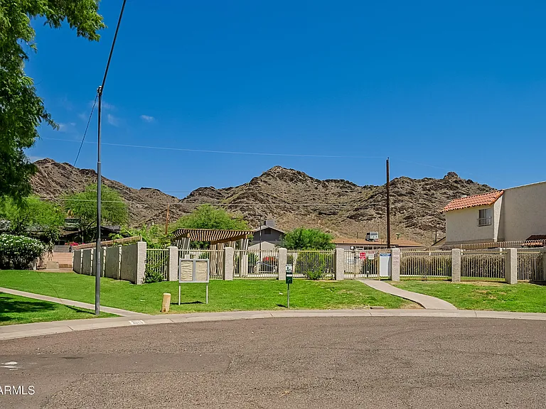 1237 E Lawrence Ln — Photo 27