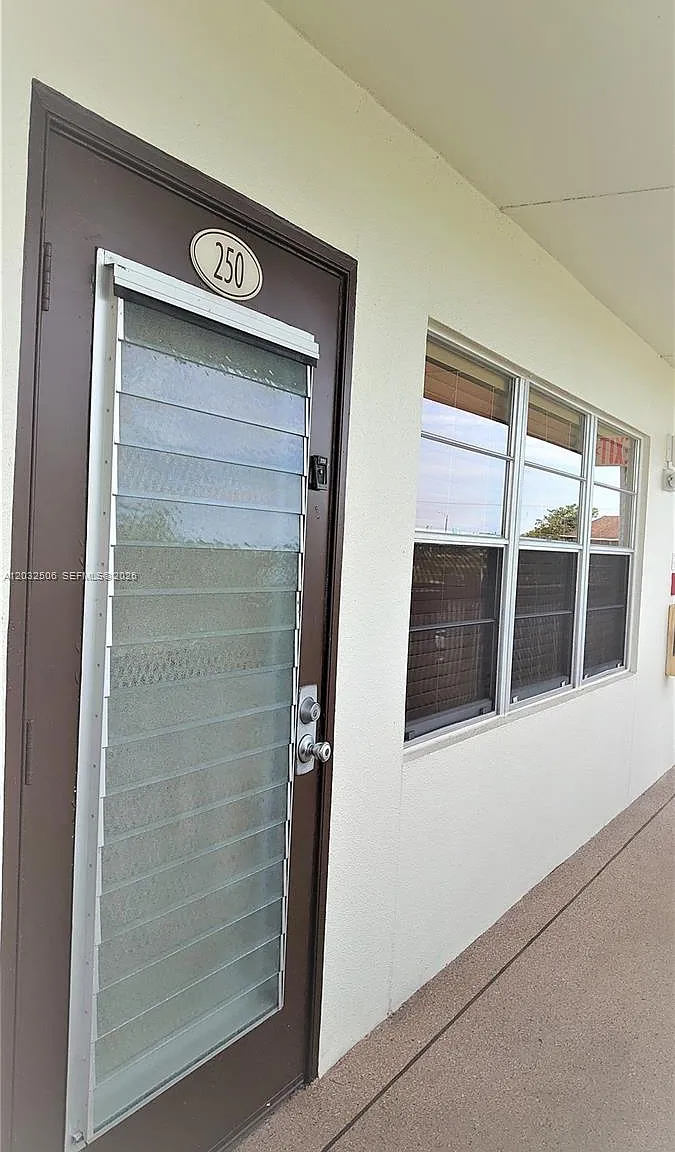 Suffolk At Century Villag — Photo 2