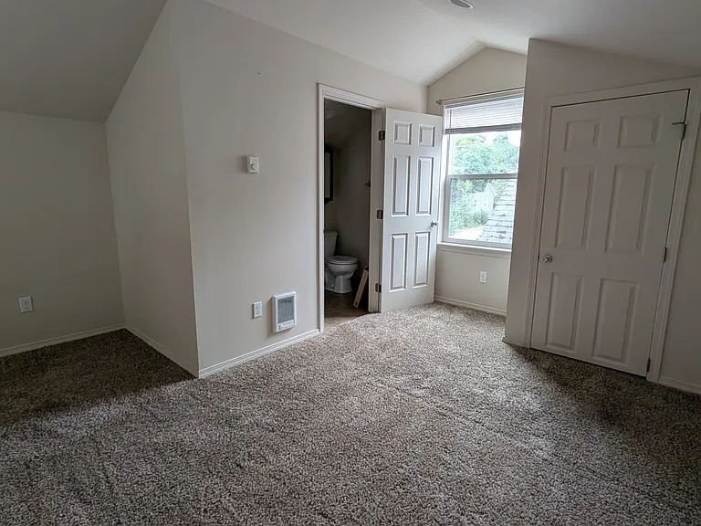 724 NE Holland St #B — Photo 8