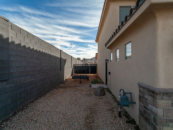 5th image of 572 N Staci Dr