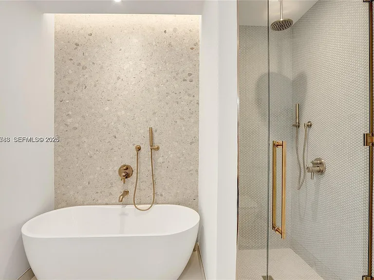 2655 S Bayshore Dr #403 — Photo 14