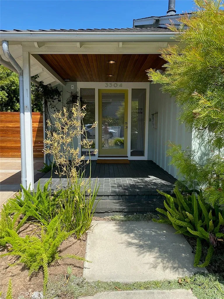 4 bed, 1952 sqft, $9,300 — Photo 2