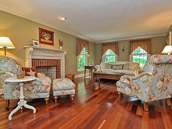 4th image of 11 Downingwood Dr