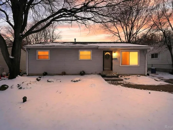 743 Dunreath St, Walled Lake, MI 48390