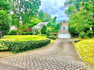 214 Woodside Dr, Hewlett, NY