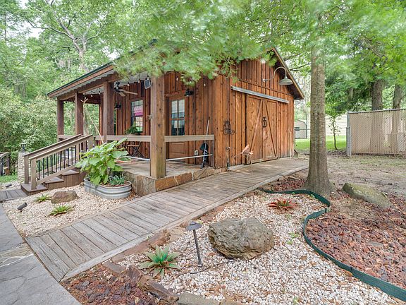 3rd image of 142 Pelle Cir
