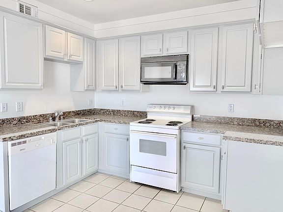 4th image of 8411 De Longpre Ave #401