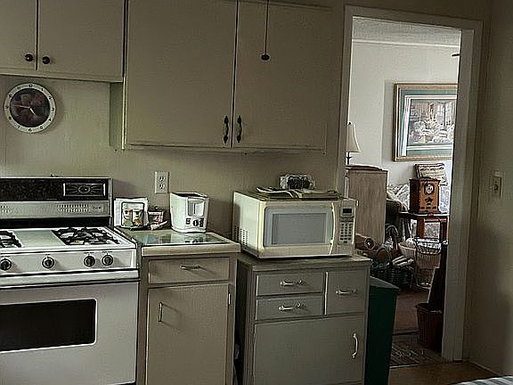 3rd image of 2841 East Ave