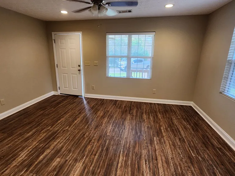 2702 N Railroad St — Photo 2