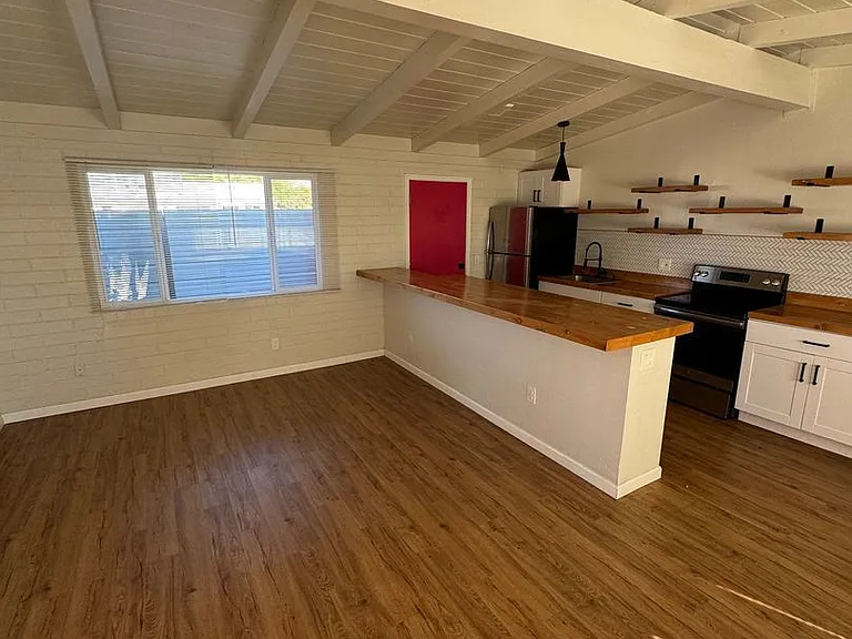 2762 N Forgeus Ave — Photo 1